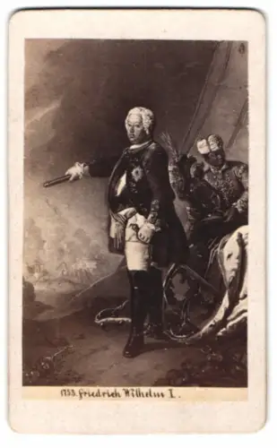 Fotografie König Friedrich Wilhelm I. von Preussen in Uniform wird von afrikanischem Diener eingekleidet