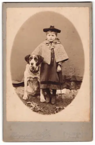 Fotografie Hitz, Freiburg i. B., Annaplatz 1, Kind mit grossem Hund