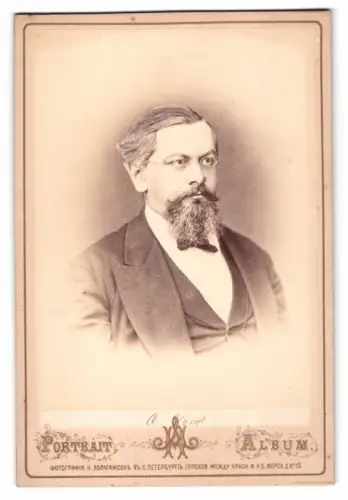 Fotografie N. A. Abrahamson, St. Petersburg, Gorokhovaja ul. 15, Porträt eines Mannes mit Brille und Bart