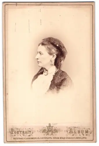 Fotografie N. Abrahamson, St. Petersburg, Gorokhovaya 15, Profilansicht einer Dame mit elegantem Hut