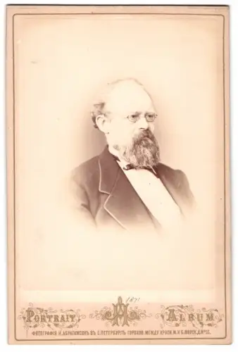 Fotografie N. Abrahamson, St. Petersburg, Gorokhov, Porträt eines älteren Mannes mit Brille