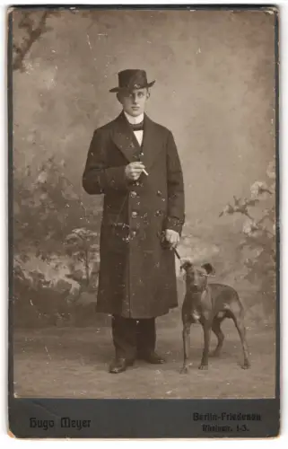 Fotografie Hugo Meyer, Berlin-Friedenau, Rheinstrasse 1-3, Eleganter Herr mit seinem Hund an der Leine