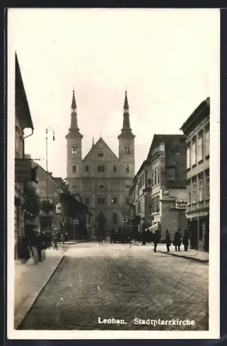 AK Leoben, Strassenpartie an der Stadtpfarrkirche