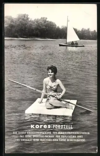 AK Frau auf einem Floss, Im Hintergrund Segelboot, Reklame für Kores-Porozell