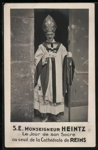 AK Reims, Monseigneur Heintz, Le Jour de son Sacre au seuil de la Cathédrale