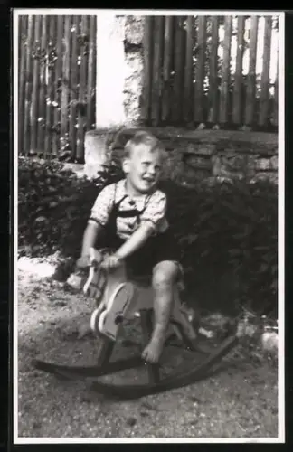 Foto-AK Klein Hansi auf einem Schaukelpferd