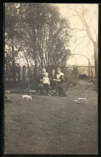 Foto-AK Familie Seigler, Blechauto