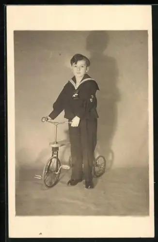 AK Junge in Matrosenanzug mit Fahrrad