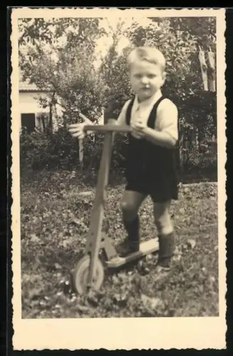 AK Kleiner Junge im Garten mit einem Holz-Roller 1951