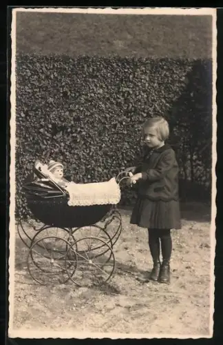 Foto-AK Ruth mit einer Puppe im Kinderwagen