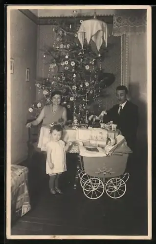 Foto-AK Familienbild zu Weihnachten 1930 mit Kinderwagen, Erikas 2. Weihnachten