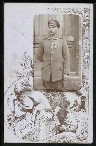 Foto-AK Soldat mit Orden im Passepartout, Osterhase schreibt eine Nachricht