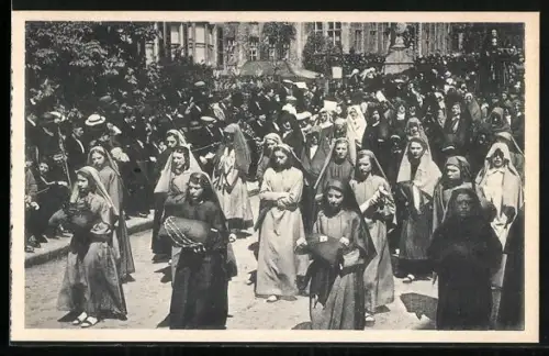 AK Brugge, Processie van het H. Bloed, Vrouwen zingen Stabat Maler en dragen de Foltertulgen