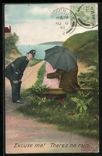 AK Polizist steht neben einem Paar, das sich unter einem Schirm versteckt, Excuse me! There`s no rain