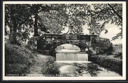 AK Ludwigslust i. M., Schlossgarten, Steinerne Brücke, Wasserfall