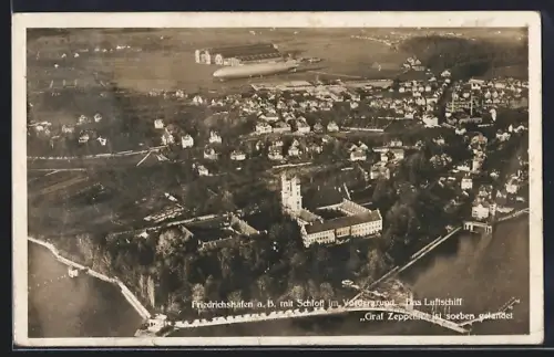 AK Friedrichshafen a. B., Schloss, Luftschiff Graf Zeppelin bei Rückkehr von der Weltreise
