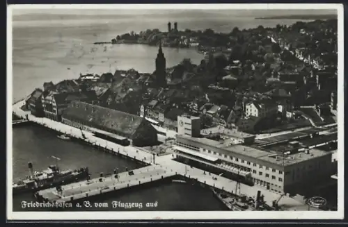 AK Friedrichshafen a. B., Hafen, Stadtansicht, vom Flugzeug aus