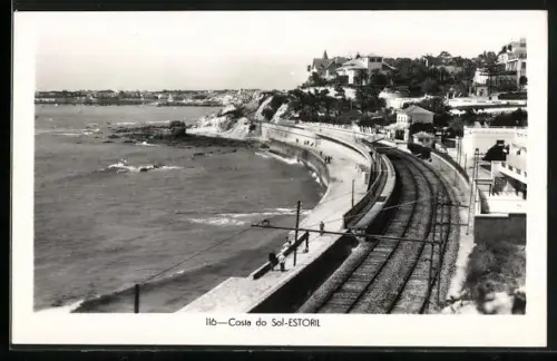 AK Estoril, Costa do Sol, Küste mit Bahndamm & Blick auf den Ort