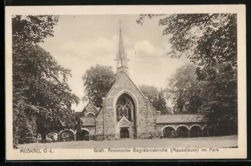 AK Muskau /O.-L., Gräfl. Arnim`sche Begräbniskirche Mausoleum, Park