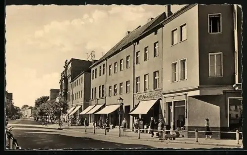 AK Guben /NL, Wilhelm-Pieck-Strasse, Strassenzug, Geschäfte, Passanten
