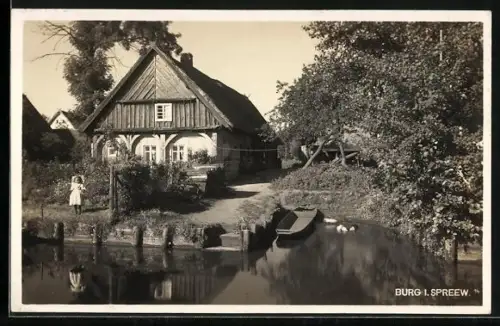 AK Burg / Spreewald, Wohnhaus mit Kahn