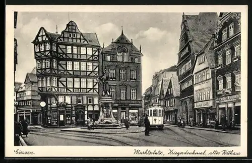 AK Giessen, Marktplatz, Kriegerdenkmal, altes Rathaus, Strassenbahn