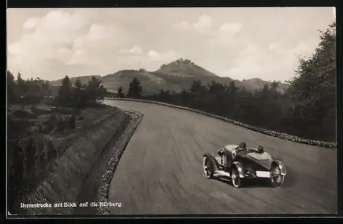 AK Adenau /Rhld., Nürburg-Ring, Rennstrecke mit Blick auf die Nürburg