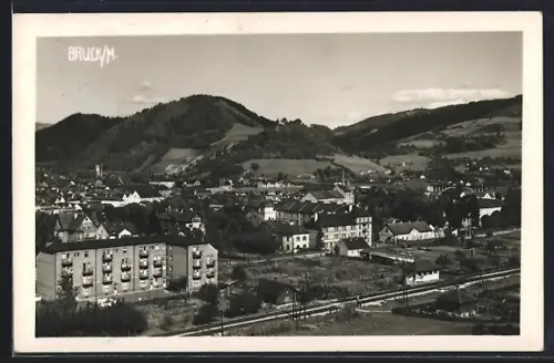 AK Bruck /M., Ortsansicht mit Bahnhof und Bergpanorama aus der Vogelschau