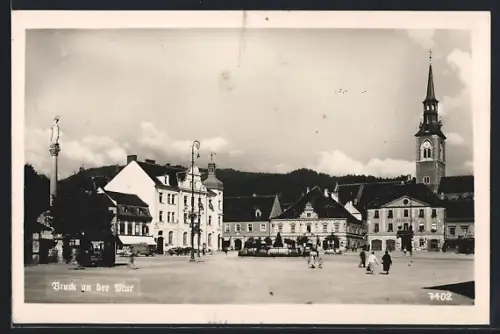 AK Bruck a. Mur, Hauptplatz-Panorama mit Säulendenkmal und Kirche