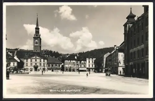 AK Bruck a. Mur, Hauptplatz, Panorama mit Kirchturm