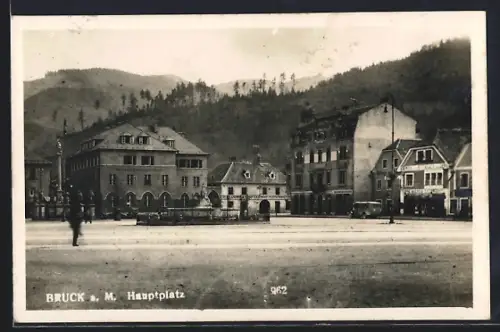 AK Bruck a. Mur, Hauptplatz mit Säulendenkmal und Brunnen