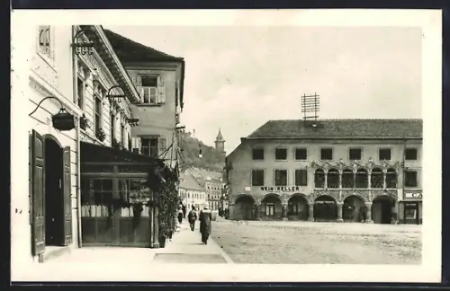 AK Bruck a. d. Mur, Hauptplatz mit Gasthaus Wein-Keller und Schlossberg