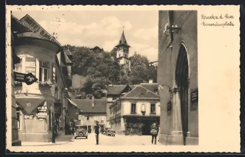 AK Bruck a. d. Mur, Minorirenplatz mit Hotel Bauer u. Schlossberg