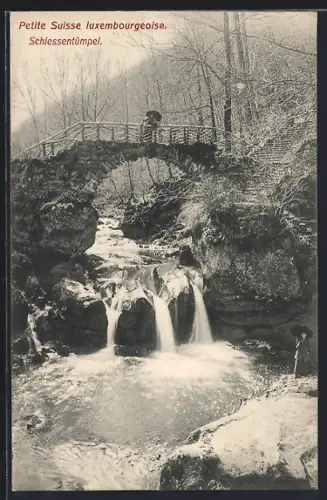 AK Schiessentümpel, Partie am Wasserfall, Zwei Damen mit Schirmen