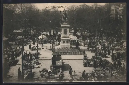 AK Luxembourg, Place Guillaume pendant un jour de marché avec monument Guillaume II