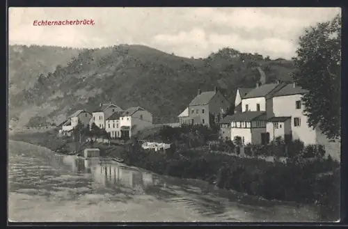 AK Echternachbrück, Ortsansicht am Ufer