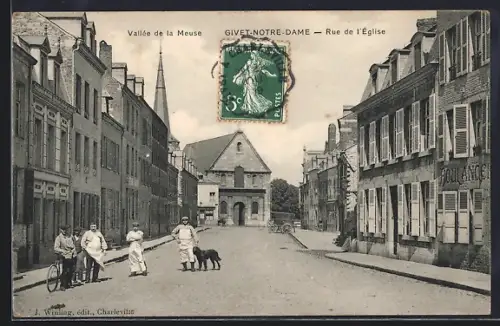 AK Givet-Notre-Dame, Rue de l`Église avec habitants et chien