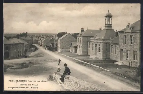 AK Fromelennes /Givet, Hôtel de Ville et rue principale animée