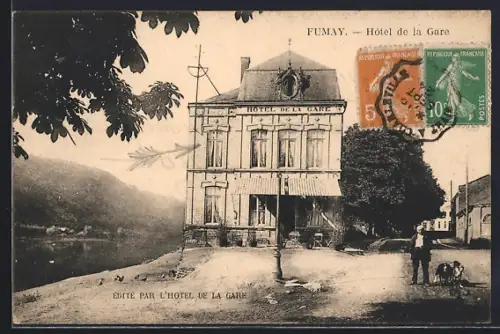 AK Fumay, Hôtel de la Gare avec vue sur la rivière et collines