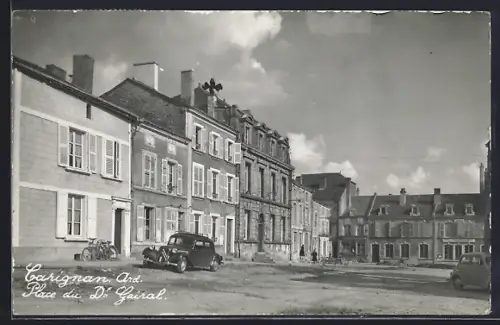 AK Carignan /Ard., Place du Dr. Gairal, avec voitures anciennes et bâtiments historiques