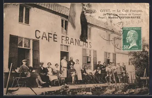 AK Givet, Le Café Francais avec des clients assis en terrasse