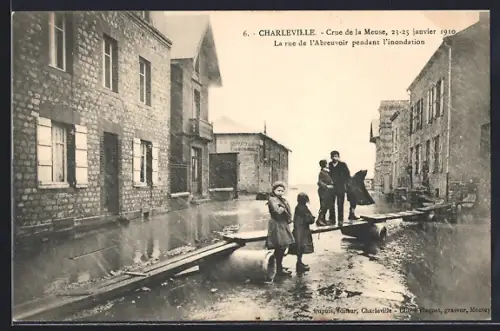AK Charleville, La rue de l`Abreuvoir pendant l`inondation de la Meuse, 23-25 janvier 1910