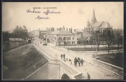 AK Mohon, La grande Rue avec vue sur l`église et passants sur le pont