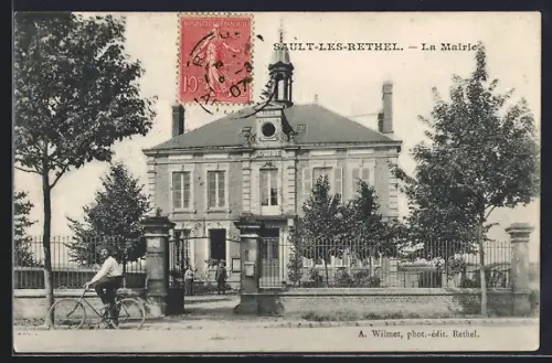 AK Sault-lès-Rethel, La Mairie et cycliste devant l`entrée