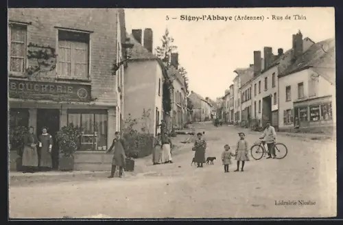 AK Signy-l`Abbaye /Ardennes, Rue de Thin avec habitants et bicyclette