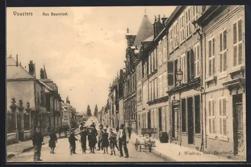 AK Vouziers, Rue Bournizet animée avec des passants et des bâtiments historiques
