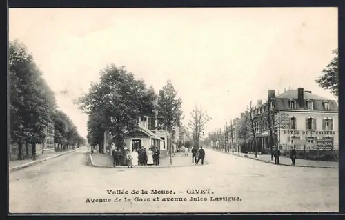 AK Givet, Avenue de la Gare et avenue Jules Lartigue avec Hôtel de l`Univers