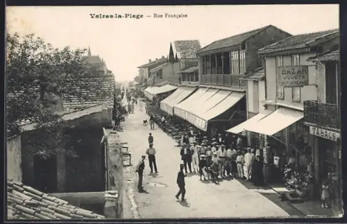 AK Valras-la-Plage, Rue Francaise avec boutiques et passants animés