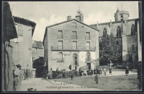 AK Clermont-l`Hérault, La Place Saint-Paul avec vue sur l`église et la vie quotidienne des habitants