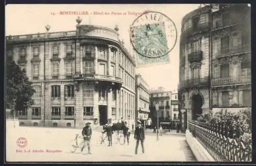 AK Montpellier, Hôtel des Postes et Télégraphes avec passants et cyclistes